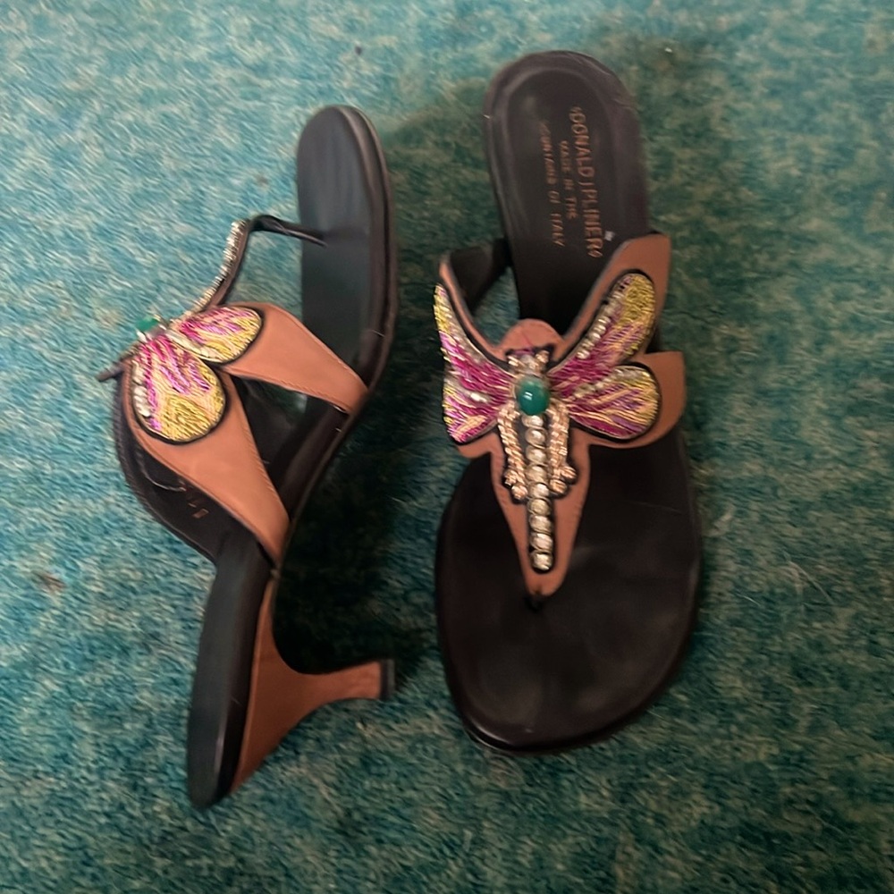 Stylish Women’s Slip-on Sandals. Made in the mountains of Italy!  Size 8M